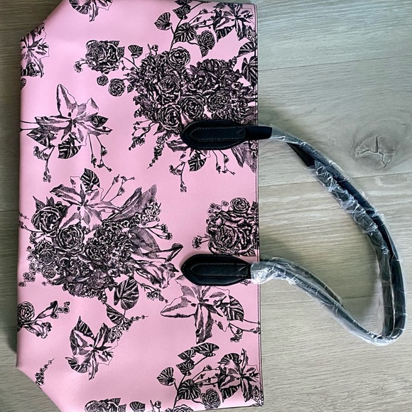 DESIGNED BY VICTORIA’S SECRET!!!! NWT TOTE PURSE - Picture 2 of 6